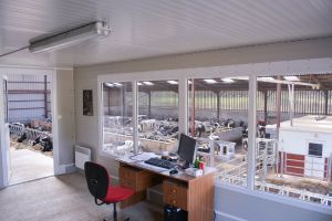 Bureau dans un hangar agricole modulaire en kit de 24m²